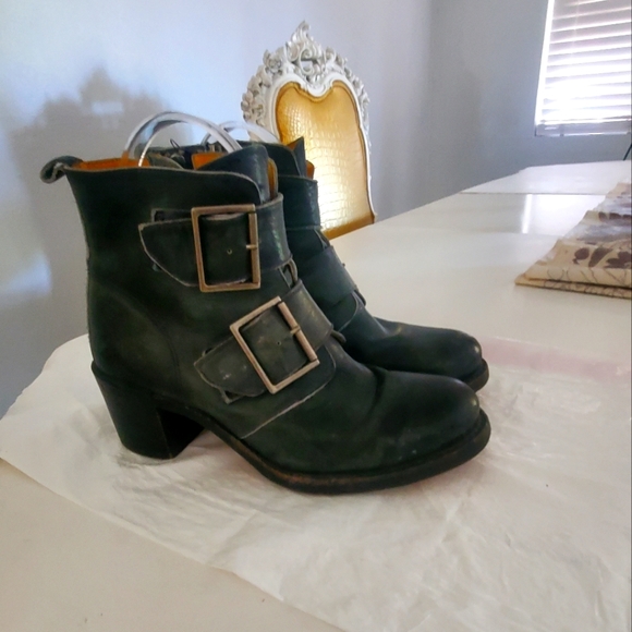 Frye USA Made Sabrina Double Buckle Women SIze 9.5M Leather Biker Boots 77494BLK - Picture 1 of 14